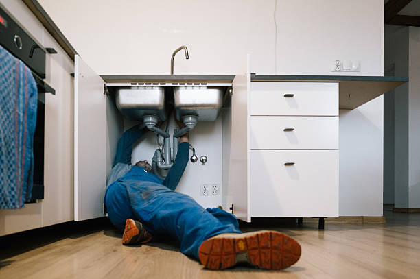 Professional Emergency Plumber technician working in La Plata, MO